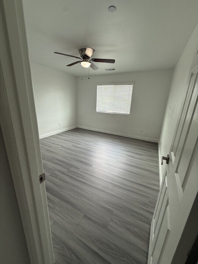 Building Photo - New Gas Range & Refrigerator.  Spacious rooms, private yard and RV parking.  Must see - Won't las...