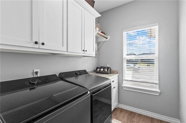 Building Photo - Spacious 4 or 5 Bedroom Home for Rent | Desirable Southside Location