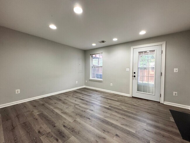 Building Photo - Spacious 2 Primary Beds 1 Den 3.5 Bath Townhome In Vibrant Sycamore Hill