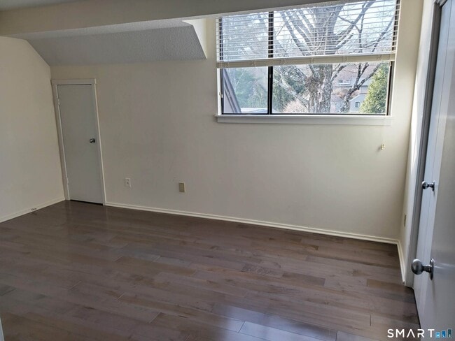 Building Photo - 434 Heritage Vlg