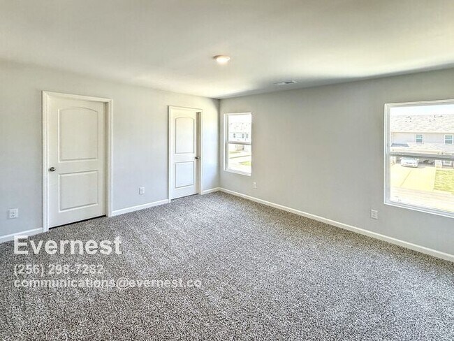 Building Photo - 3-Bedroom, 2.5-Bathroom Home in a Convenie...