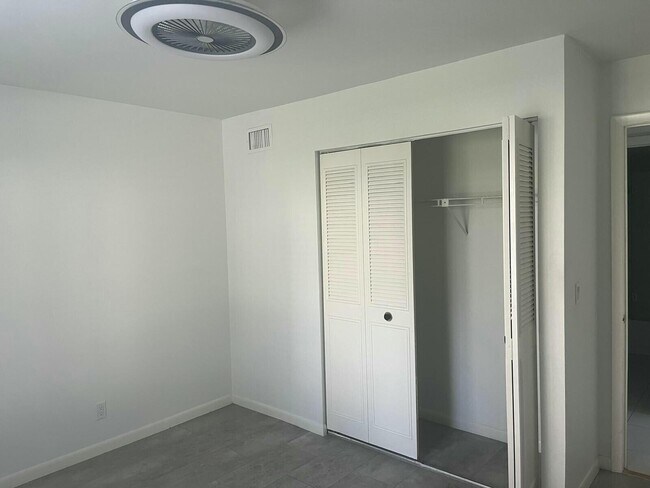 Building Photo - 209 Foxtail Dr