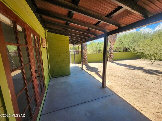 Building Photo - 1325 N Alamo Ave