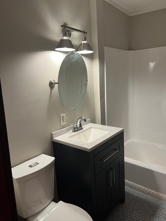 Building Photo - 107 Elm St