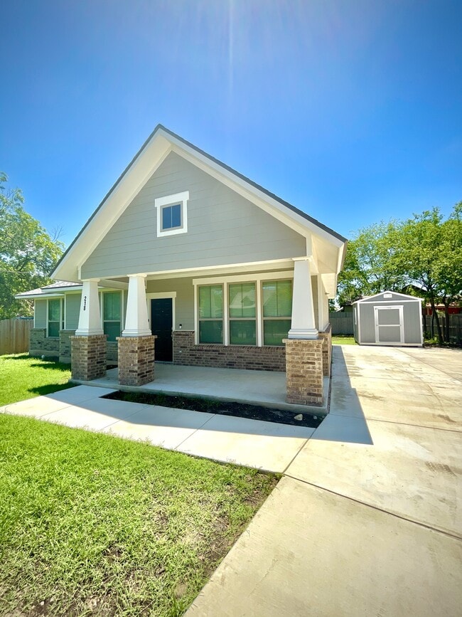 Building Photo - 218 Coopwood Ave