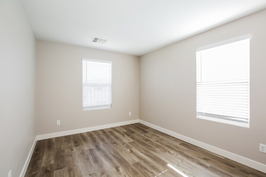 Building Photo - 1077 Water Cove St
