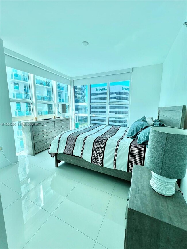 Building Photo - 950 Brickell Bay Dr