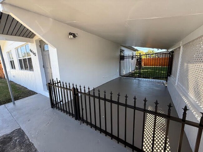 Building Photo - The perfect corner House with 3 beds 2 bat...