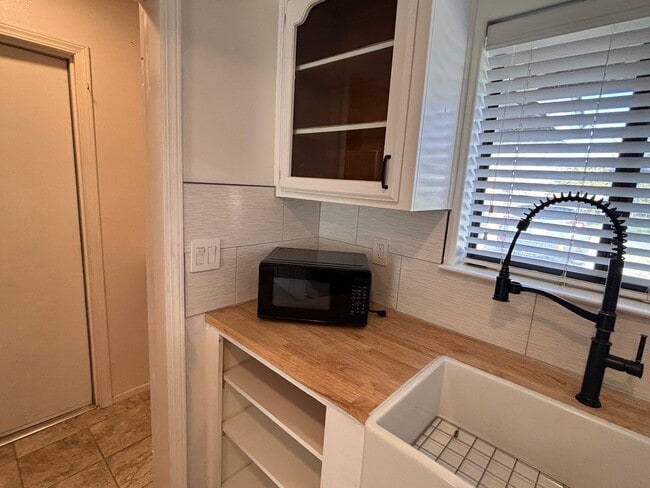 Building Photo - Beautiful Stallion Springs Home With A View!