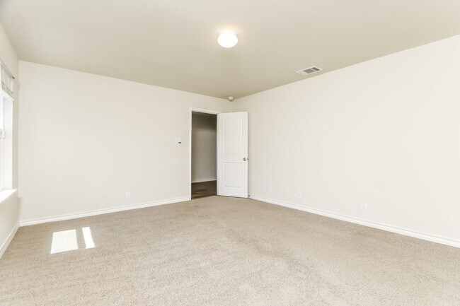 Building Photo - 4 Bedrooms- 11 miles from Lackland AFB