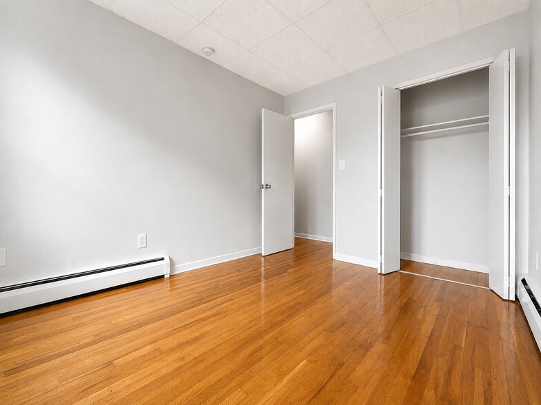 Building Photo - 71 Catlin St