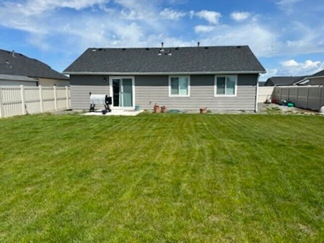 Building Photo - Beautiful brand new 3 bed 2 bath home in the Shadow Glenn Subdivision, just off Linden and Middle...