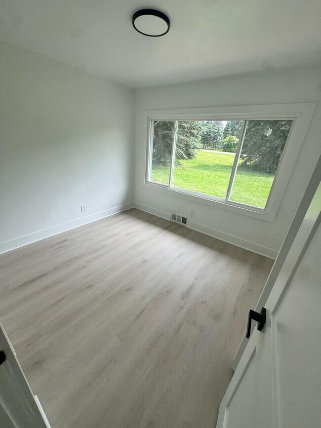 Building Photo - 2BD-1BTH HOME | NEWLY RENOVATED | WEST BLO...