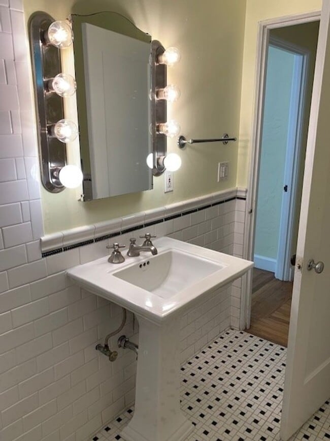 Building Photo - Adorable Three Bedroom, One-story Home in ...