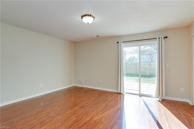 Building Photo - 707 Aylesbury Dr
