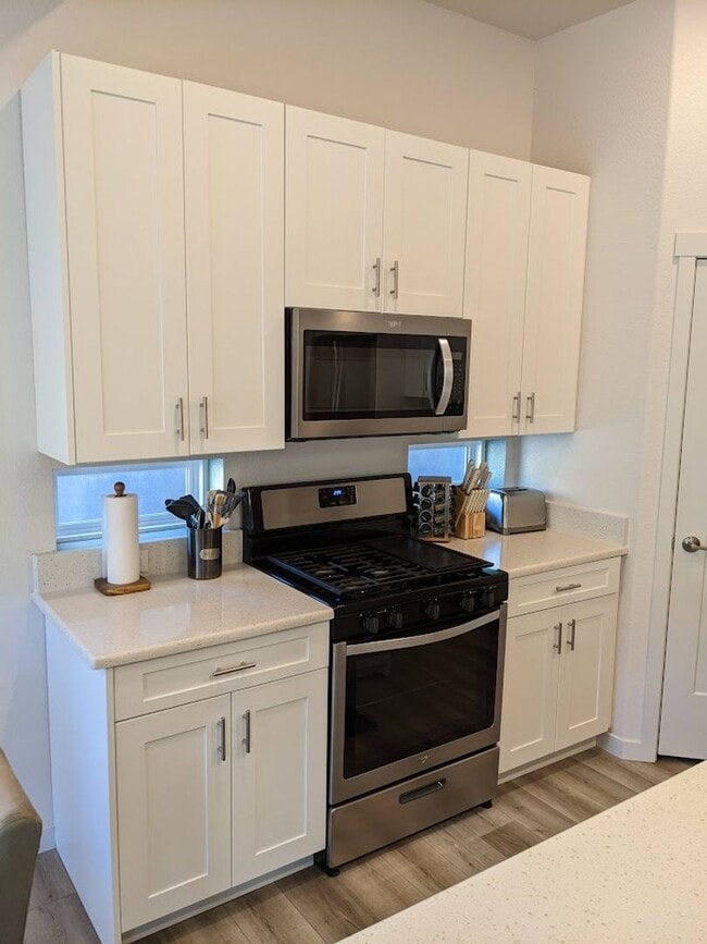 Building Photo - 3 Bed Luxury End Unit Townhome backs to Na...