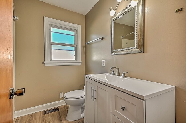 Building Photo - 115 Starlite Dr