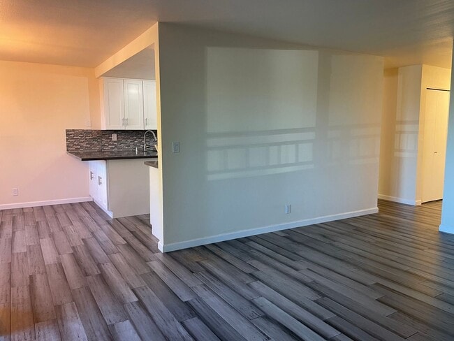Building Photo - $500 off 1st months rent!!  Bright and Modern Northgate Condo!