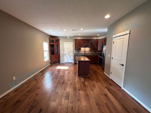 Building Photo - Charming 2-Bed Townhouse Retreat with 2.5 ...