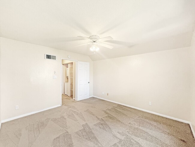 Building Photo - Gorgeous 1B/1BA Condo w/ Washer/Dryer, Walk-In Closet & Resort-Style Amenities!