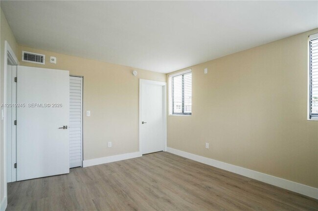 Building Photo - 6960 Rue Vendome