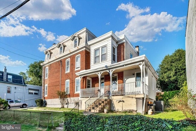 Building Photo - 205 Hermitage St