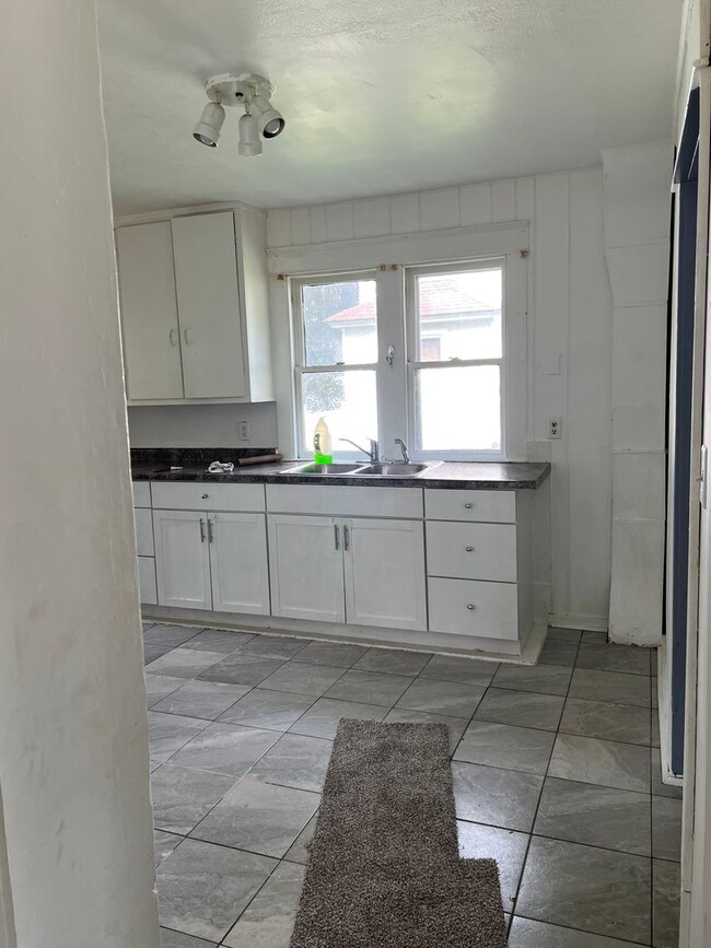 Building Photo - SPACIOUS 3 BEDROOM HOME READY TO WELCOME YOU