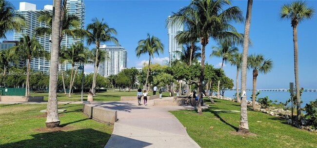 Building Photo - 1750 N Bayshore Dr