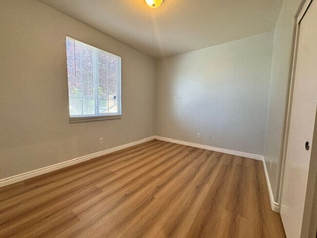 Building Photo - Gorgeous Remodeled 3+2 - $3000