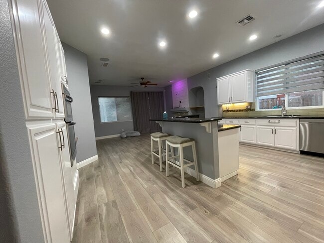 Building Photo - 8024 Halesworth Dr