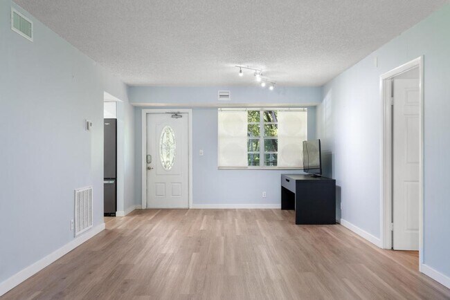 Building Photo - 124 Lake Constance Dr