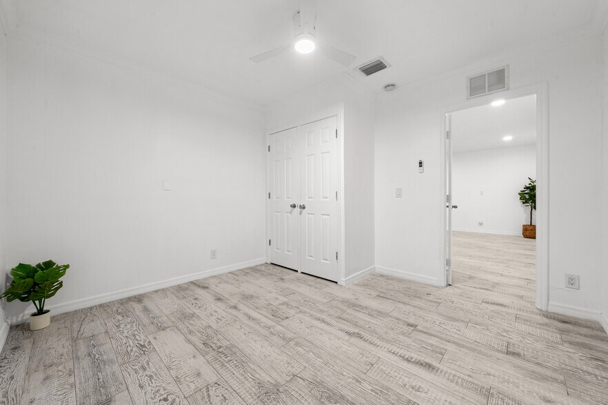 Building Photo - 1041 NE 9th Ave