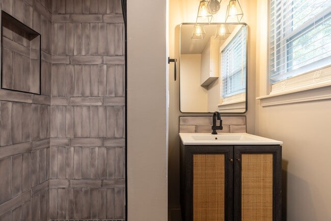 Building Photo - $300 OFF May Rent! Stylish Upstairs 1BR in Historic District