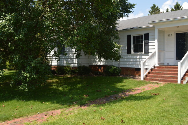 Building Photo - 3 Bed/2 Bath Home Right Next to Walker Gol...