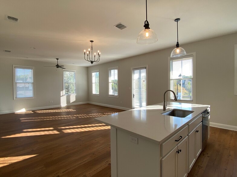 Building Photo - 1028 Bridgewater Ave