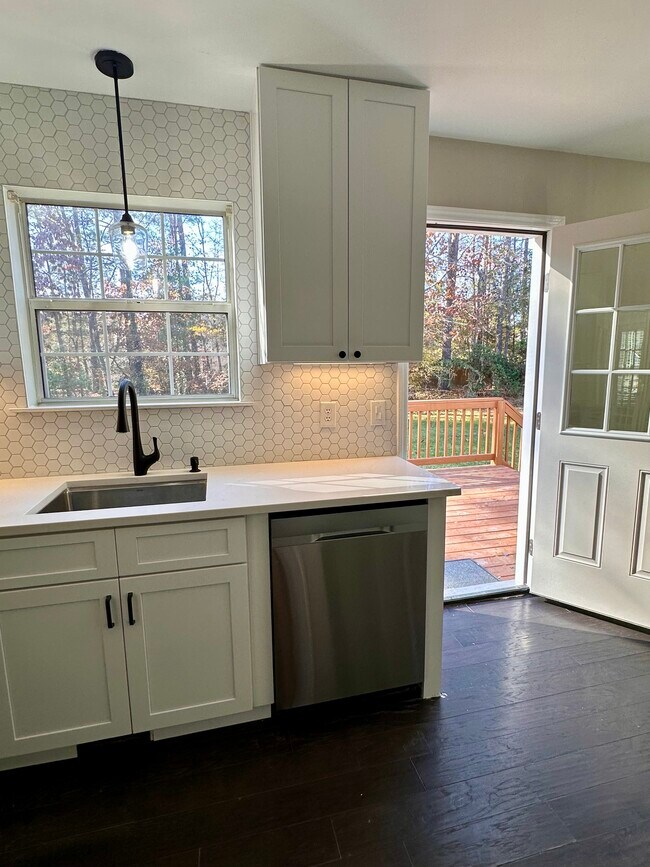 Building Photo - 213 Trailview Dr