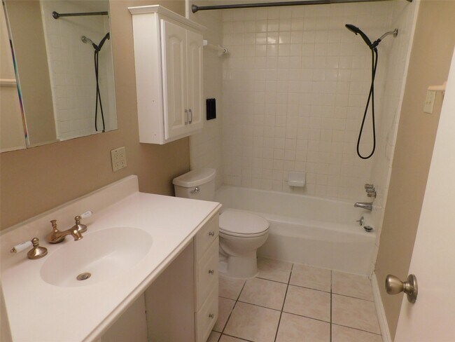 Building Photo - 472 N Post Oak Ln