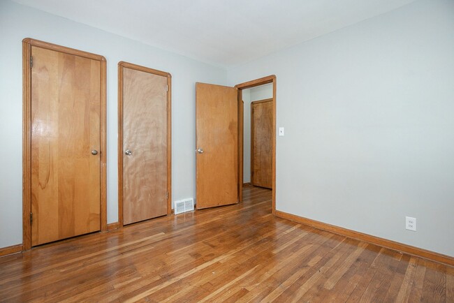 Building Photo - 3 Bedroom/1 bath Single House Maple Hts!!