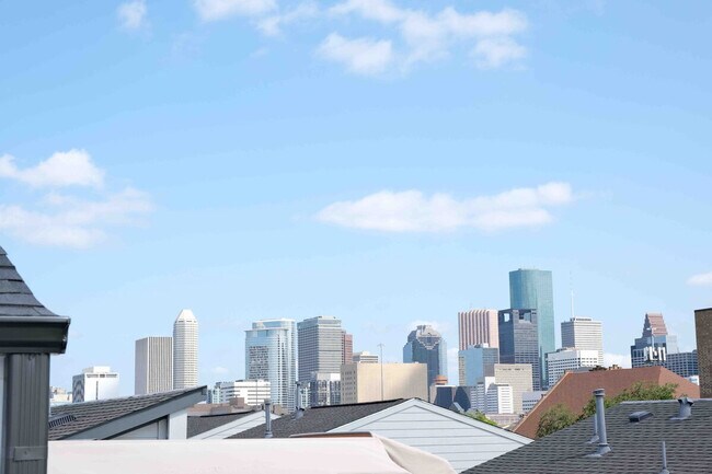 Building Photo - 2304 Live Oak St