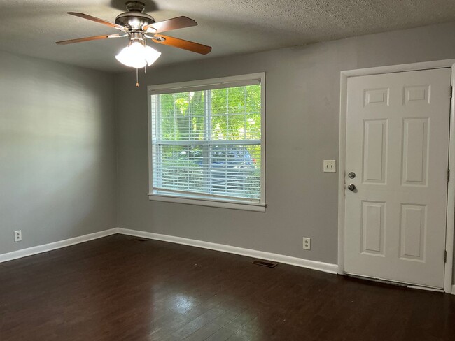 Building Photo - 203 Creekside Dr