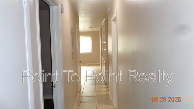 Building Photo - 1204 Crown Dr
