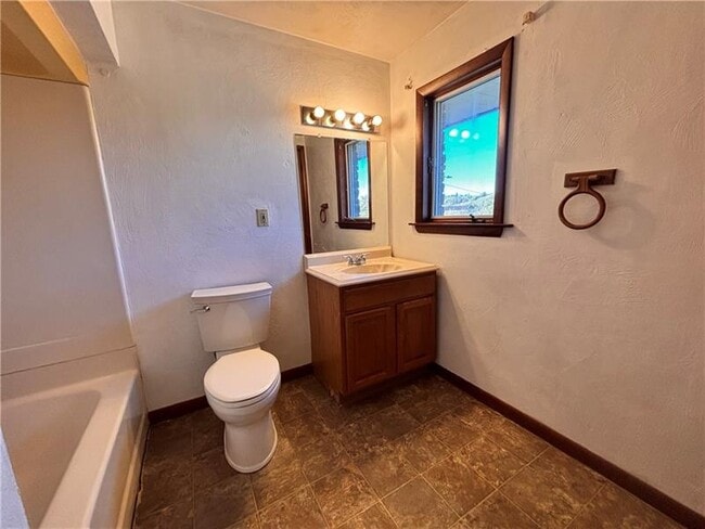 Building Photo - 2695 W Chestnut St