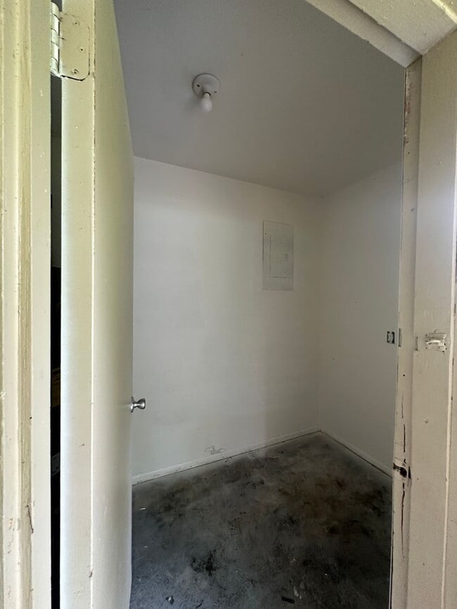 Building Photo - $1300 move-in special