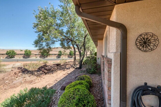 Building Photo - 3 Bedroom Home + an office on Southgate Golf Course.