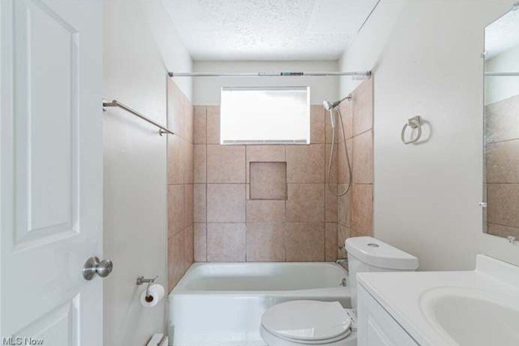 Bathroom - 365 Argyle Ave