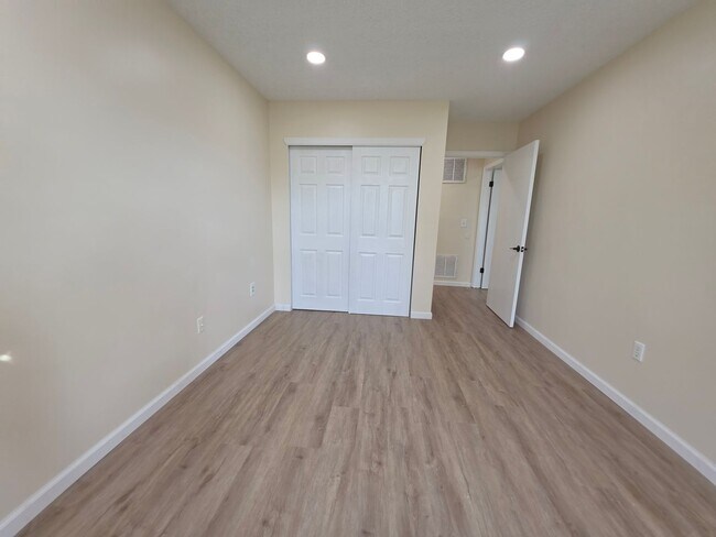 Building Photo - 12 Amberly Ct