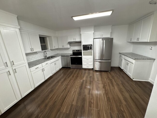 Building Photo - 4126 Lenore Dr