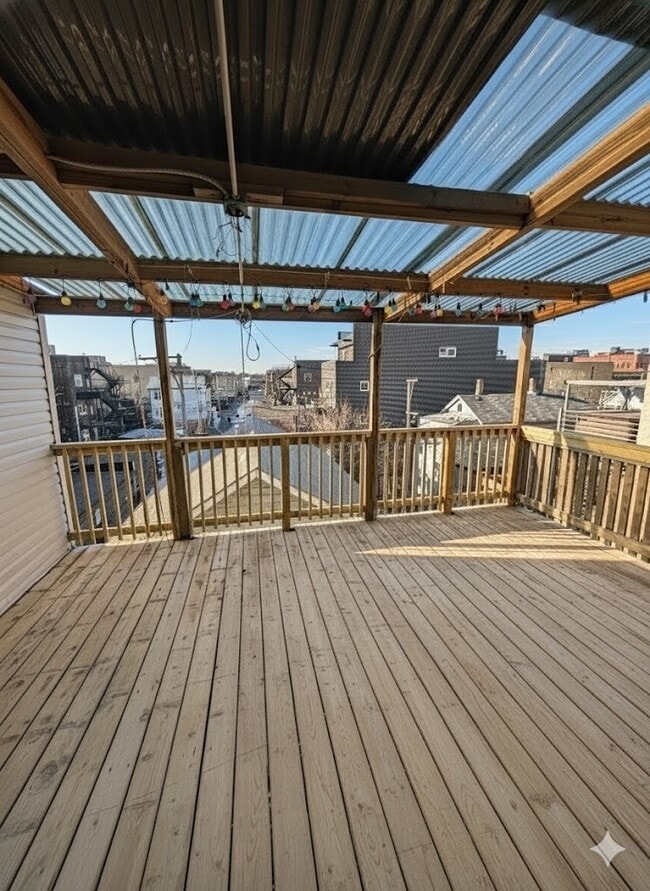 Building Photo - 916 N Noble St