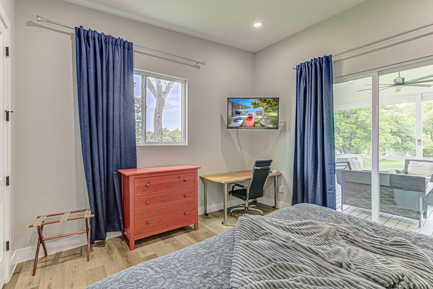 Work area in Master bedroom - 707 N Shorewood Dr