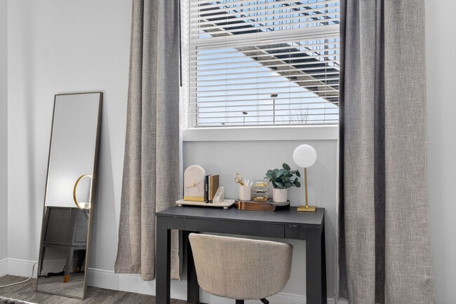 Building Photo - 1424 N Park Pl